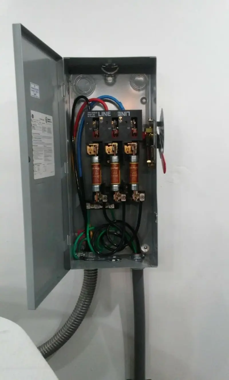 Three-phase disconnect switch installed for Smoke Detector Installation in Elizabeth